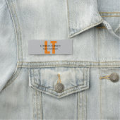 Porte-nom Gris gris monogramme attrayant (En situation)