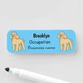 Porte-nom Illustration d'un caniche brun joyeux (En situation)