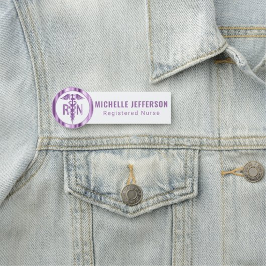 Porte-nom Infirmière inscrite - Logo pourpre (En situation)