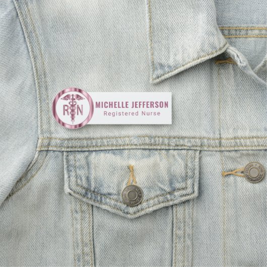 Porte-nom Infirmière inscrite - Logo rose (En situation)