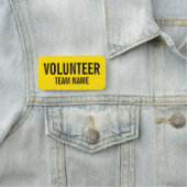 Porte-nom Insigne volontaire jaune avec nom d'équipe personn (En situation)