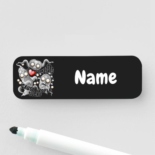 Porte-nom J'aime les monstres parce que les gens aiment les  (En situation)