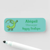 Porte-nom Joli gecko vert salutations avec dessin animé (En situation)