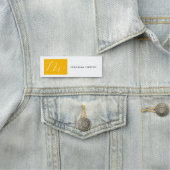 Porte-nom Joli Monogramme Jaune Blanc Moderne Plaine (En situation)