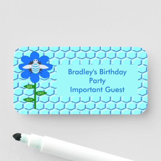 Porte-nom Joyeux Bee Day Boy Blue Birthday Bumblebee Custom (En situation)