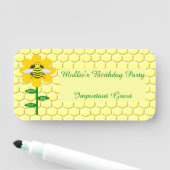 Porte-nom Joyeux Jour des abeilles Anniversaire Bumblebee Fê (En situation)