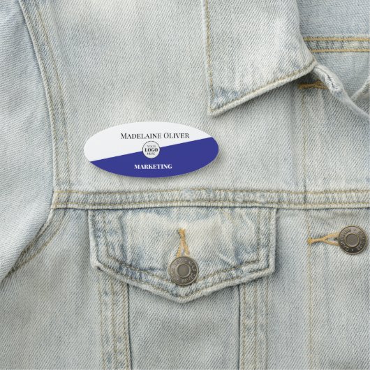 Porte-nom Logo bleu blanc de l'employé simple (En situation)