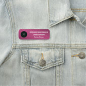 Porte-nom Logo Chic Dark Rose Metallic Business Employé (En situation)
