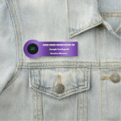 Porte-nom Logo de l'employé brossé Métal violet (En situation)