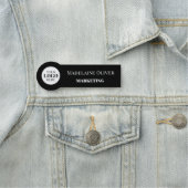 Porte-nom Logo de l'employé noir blanc simple (En situation)