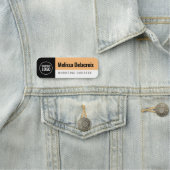 Porte-nom Logo de l'entreprise d'employés Black Peach White  (En situation)