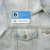 Porte-nom Logo de société simple Photo d'employé bleu clair (En situation)