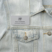 Porte-nom Logo d'entreprise | Gray clair personnel employé m (En situation)