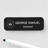 Porte-nom Logo d'entreprise simple Nom et titre de l'employé (En situation)