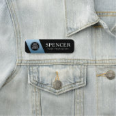 Porte-nom Logo employé de l'entreprise dégradé bleu noir (En situation)