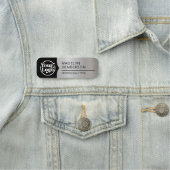 Porte-nom Logo magnétique en argent métallique noir employé (En situation)