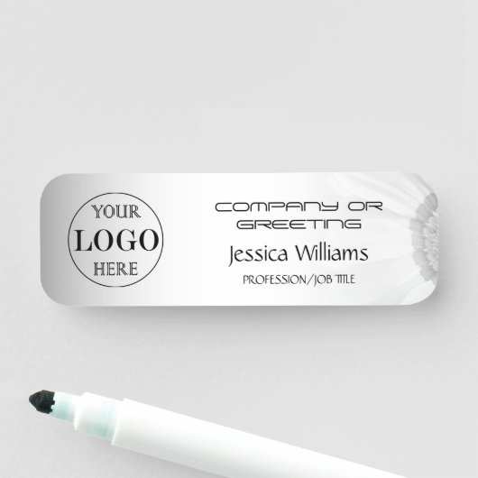 Porte-nom Logo personnalisé Arrière - plan gris flou (En situation)