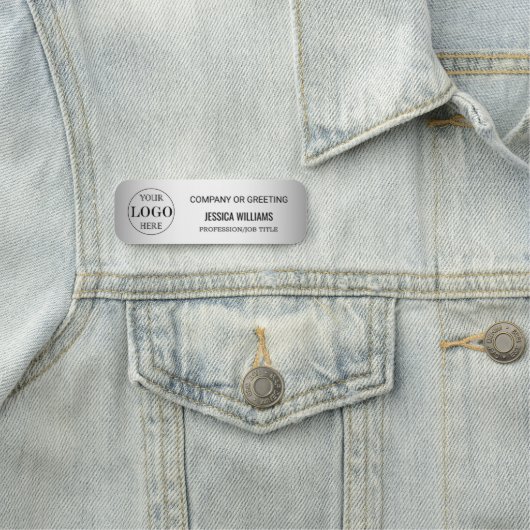 Porte-nom Logo personnalisé Arrière - plan gris flou (En situation)