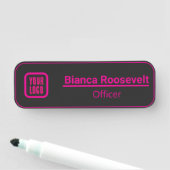 Porte-nom Logo personnalisé noir employé magnétique ou éping (En situation)