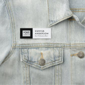 Porte-nom Logo personnalisé noir et blanc, nom et titre mode (En situation)