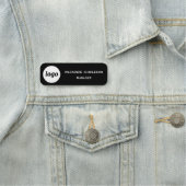 Porte-nom Logo Personnel employé noir magnétique ou épine (En situation)