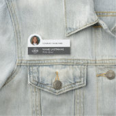 Porte-nom Logo Photo Style Simple Grey White Business (En situation)