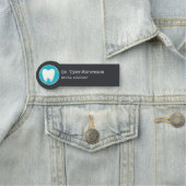 Porte-nom Logo pour dentiste adjoint dentaire (En situation)