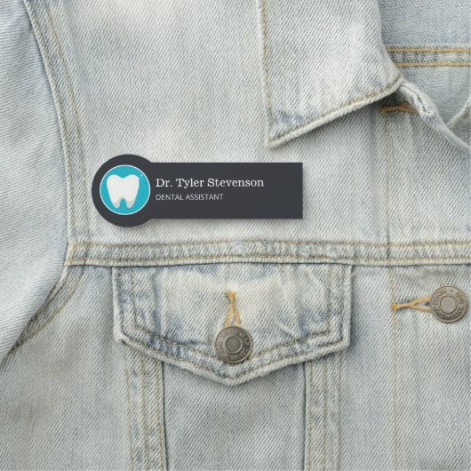 Porte-nom Logo pour dentiste adjoint dentaire (En situation)