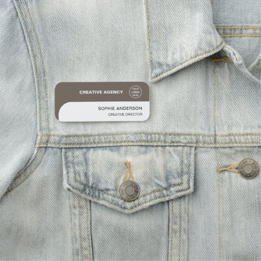 Porte-nom Modern Custom Logo Taupe Employee Staff (En situation)
