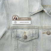 Porte-nom Modern Photo Company Logo Tan Magnetic (En situation)