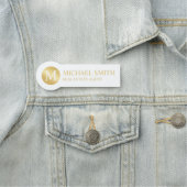 Porte-nom Monogramme et nom personnalisés blanc et or (En situation)