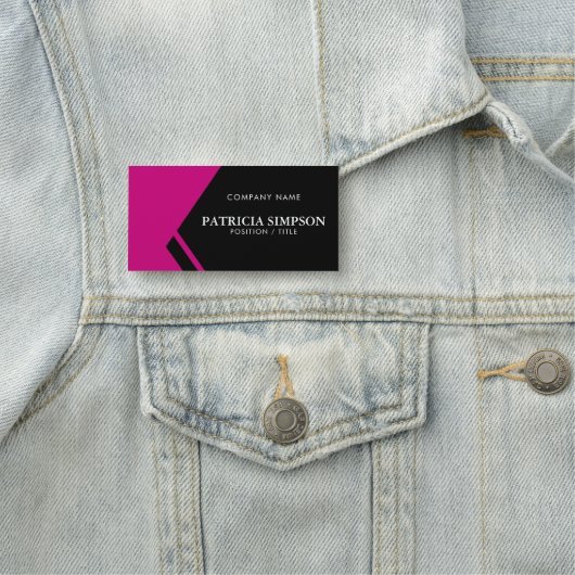 Porte-nom Noir et Magenta Rose foncé : Élégance et modernité (En situation)