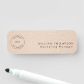 Porte-nom Nom de l'employé Logo Crème Faux Cuir (En situation)