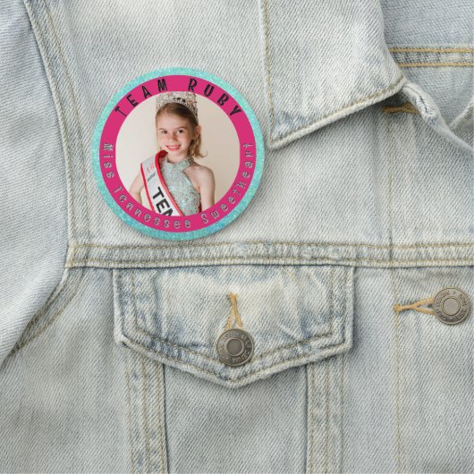 Porte-nom Pageant Button Pin (En situation)