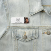 Porte-nom Photo Black White Logo Simple (En situation)