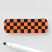 Porte-nom Plaid de contrôle du bison orange et noir (En situation)