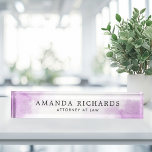 Porte-nom Pour Bureau Aquarelle violette<br><div class="desc">Elégante plaque de nom avec votre nom et titre sur un arrière - plan d'aquarelle violette.</div>