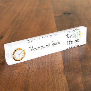 Porte-nom Pour Bureau Be Silly It's Ok-desk nameplate avec horloge