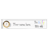 Porte-nom Pour Bureau Be Silly It's Ok-desk nameplate avec horloge (Devant)