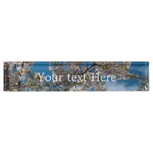 Porte-nom Pour Bureau Beau cerisier en fleurs contre ciel bleu.