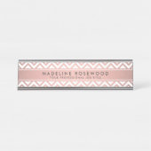 Porte-nom Pour Bureau Chic moderne Rose or Chevron Monogrammé (Devant)