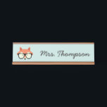 Porte-nom Pour Bureau Hipster Red Fox<br><div class="desc">Illustration mignonne et amusante d'un renard rouge portant une paire de lunettes surdimensionnées personnalisées avec une police manuscrite ludique parfaite pour les enfants ou les bureaux de l'enseignant.</div>
