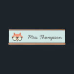 Porte-nom Pour Bureau Hipster Red Fox<br><div class="desc">Illustration mignonne et amusante d'un renard rouge portant une paire de lunettes surdimensionnées personnalisées avec une police manuscrite ludique parfaite pour les enfants ou les bureaux de l'enseignant.</div>