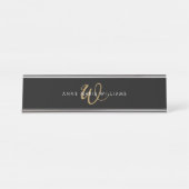 Porte-nom Pour Bureau Monogramme de script or noir moderne (Devant)