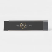 Porte-nom Pour Bureau Monogramme de script or noir moderne (Devant)