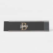 Porte-nom Pour Bureau Monogramme moderne élégant Nom Black Gold Script (Devant)