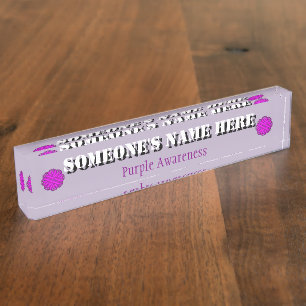 Porte-nom Pour Bureau Ruban de fleurs violettes par Kenneth Yoncich