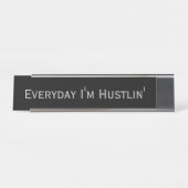 Porte-nom Pour Bureau Silver Noir 'Chaque jour je suis Hustlin' Funny Pu (Devant)