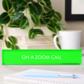 Porte-nom Pour Bureau Sur un appel de zoom néon vert texte personnalisé