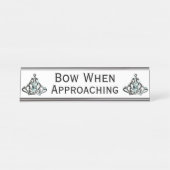 Porte-nom Pour Bureau Tiara "Bow When Approcher" (Devant)